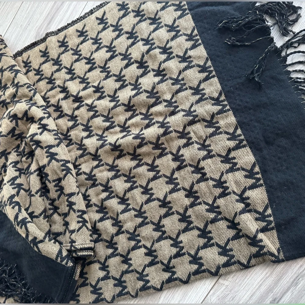 Michael Kors Shawl Signature MK Logo Jacquard Cape Wrap - Picture 4 of 5